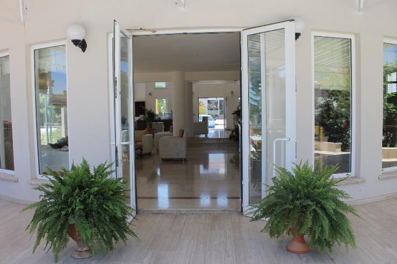 The Prince Inn Hotel & Villas Agios Georgios  Exteriör bild